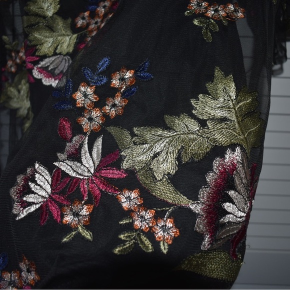 Ruff Hewn NWT Sheer Embroidered Floral Short Sleeve Black/Green/Red Top Size M - Picture 7 of 15